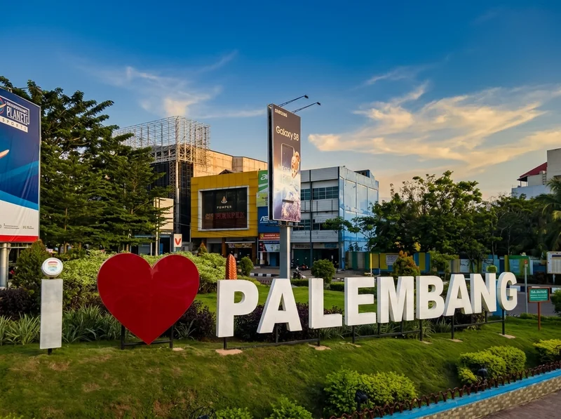 Huruf timbul di fasad bangunan dengan ukuran yang proporsional di Palembang
