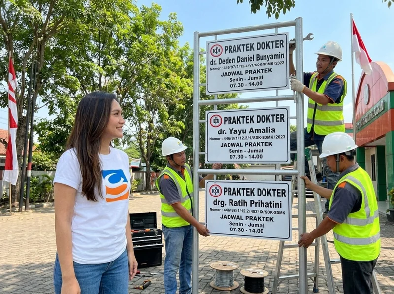 Perbandingan papan nama klinik, bengkel, dan kantor di workshop Sriwijaya Grafika Palembang