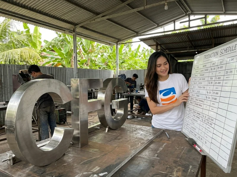 Rincian timeline proses produksi huruf timbul dari tahap desain hingga instalasi fasad